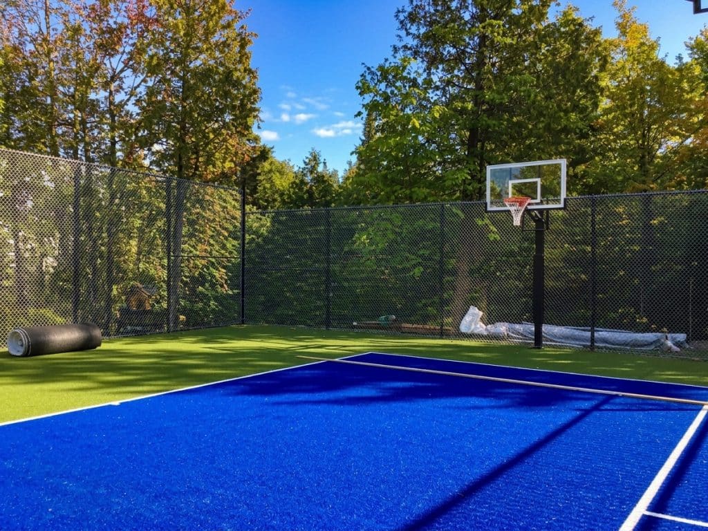 clôture pour terrain sportif avec panier de basketball sur terrain synthétique