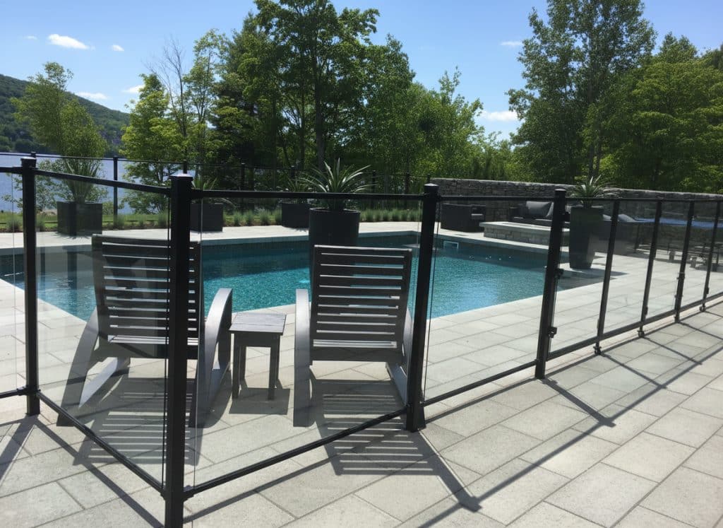 Clôture de piscine en verre trempé avec poteaux et rampe en aluminium noir