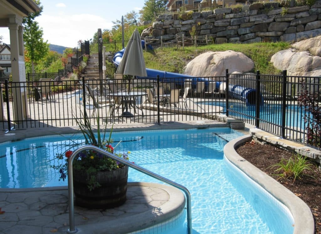 Clôture ornementale noire en aluminium sécurisant une piscine creusée résidentielle
